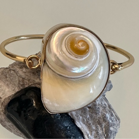Charles Albert | Unique Cinnerus Shell Bangle / Bracelet - Picture 11 of 16